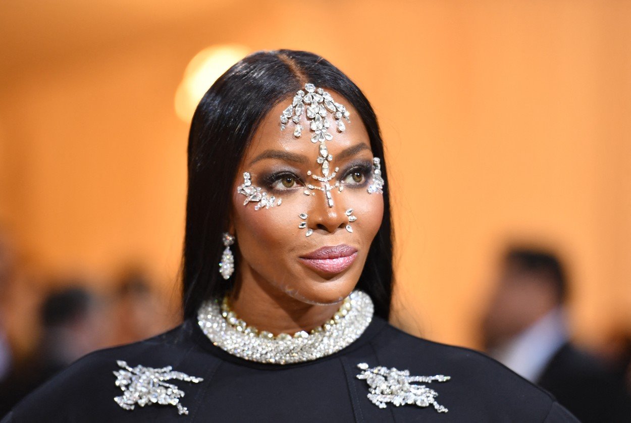 Met Gala savršeno je mesto za modne i beauty eksperimente, a kako nositi šljokice ili plavu senku u 2022. pokazale su Iris Law i Naomi Campbell.