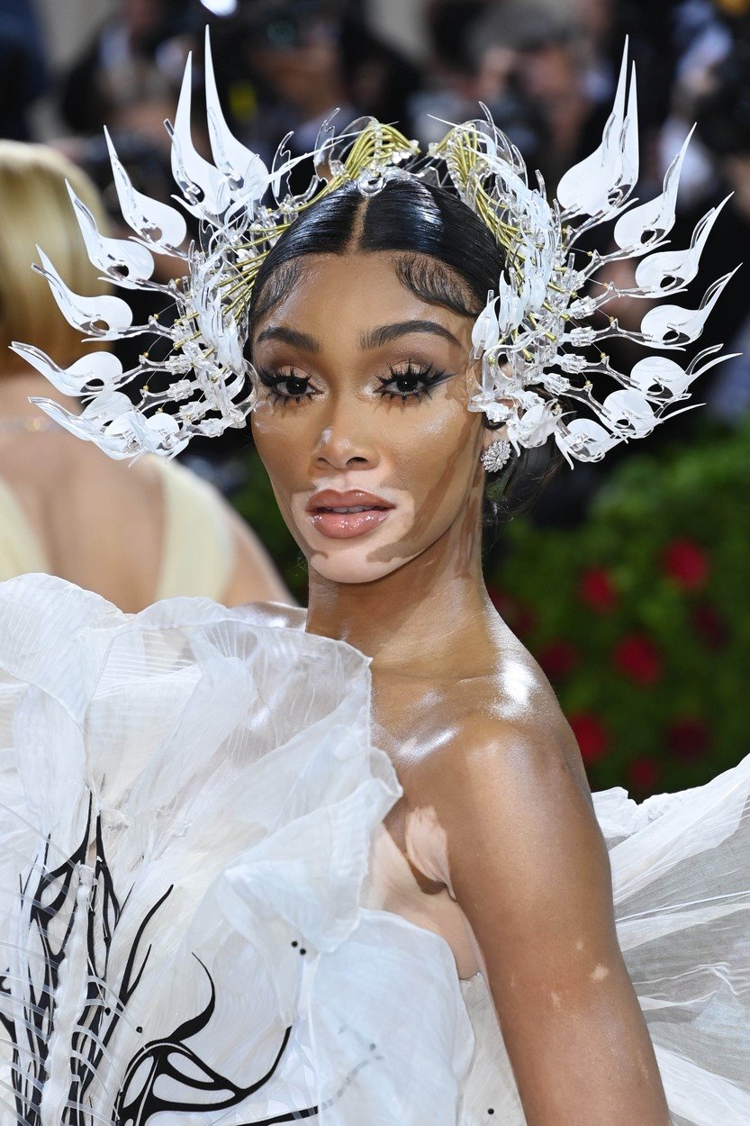 Met Gala savršeno je mesto za modne i beauty eksperimente, a kako nositi šljokice ili plavu senku u 2022. pokazale su Iris Law i Naomi Campbell.