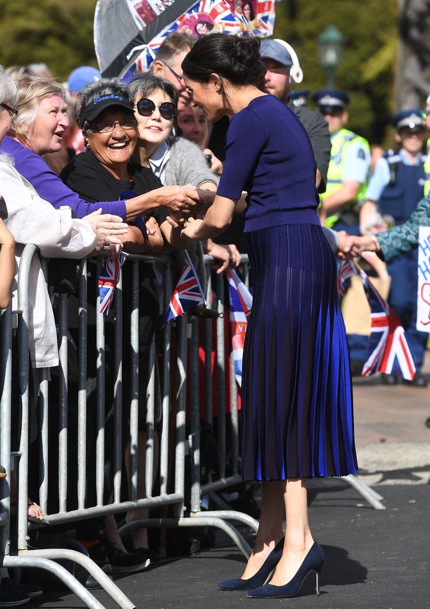 Meghan Markle pre nekoliko godina ponela je fantastičnu poluprovidnu plisiranu suknju.