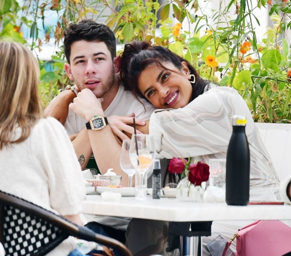 Priyanka Chopra i Nick Jonas konačno su sa svojom bebom.