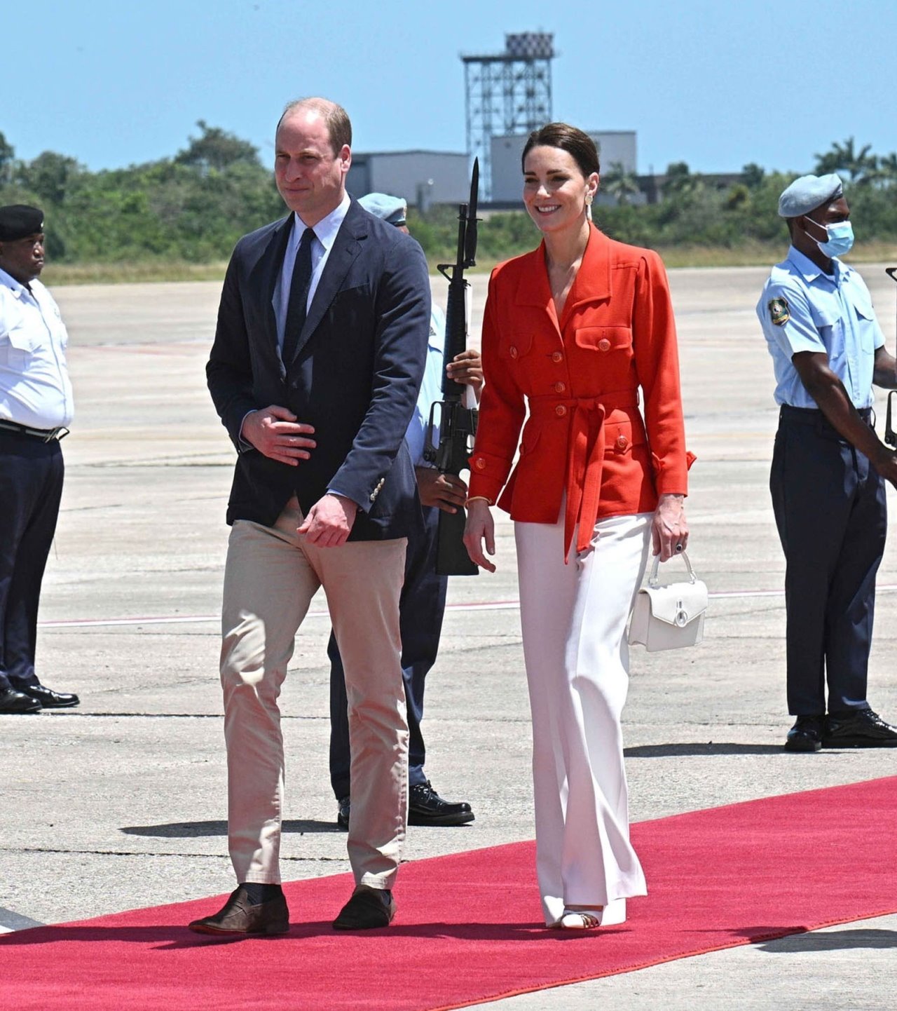 Kate Middleton u belim pantalonama.