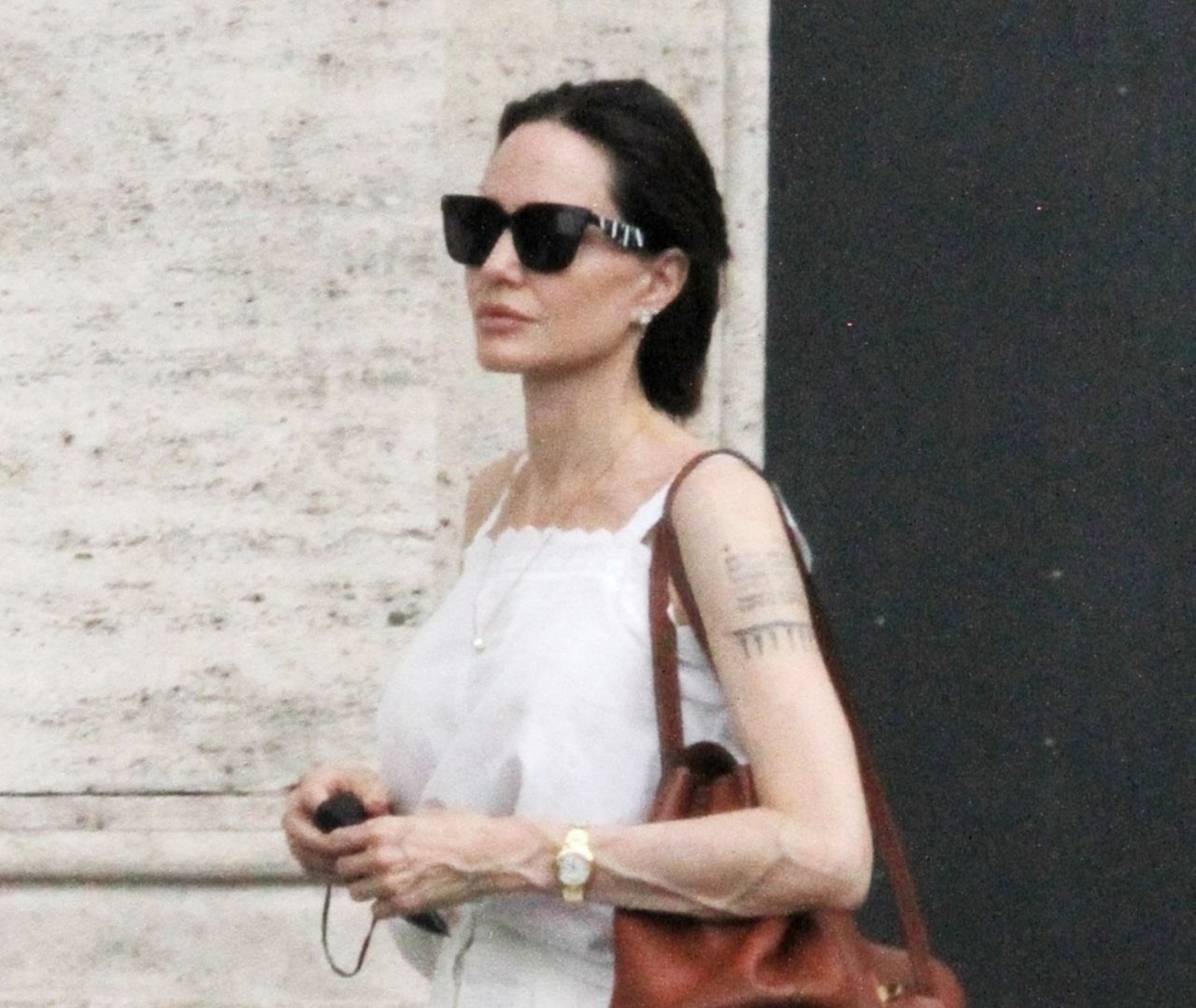 angelina jolie u modernim sandalama