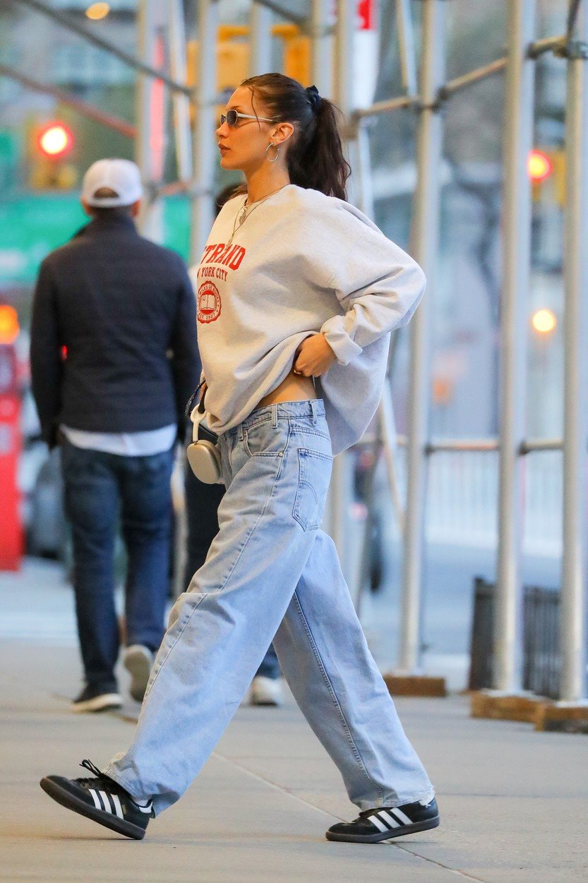 Bella Hadid nosi Samba Adidas patike.