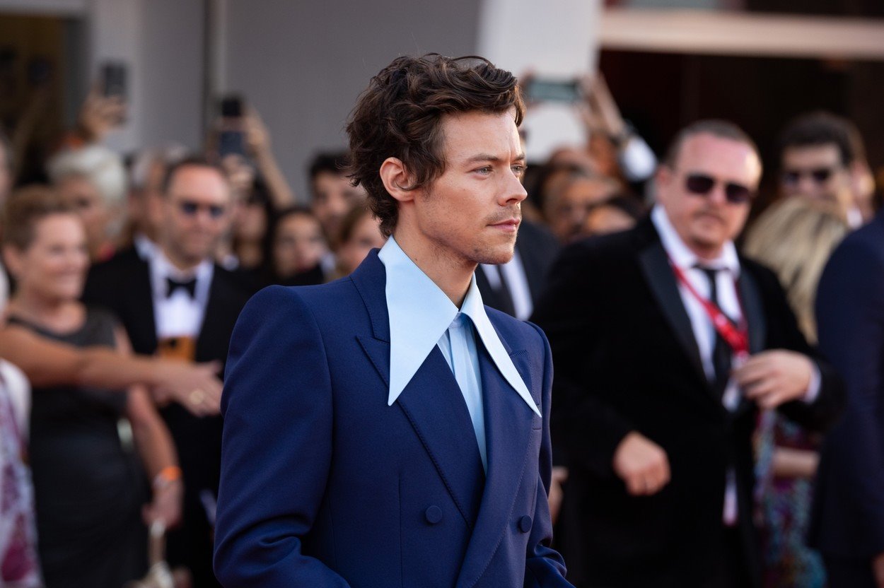 HARRY STYLES PODIGAO PRAŠINU NA FILMSKOM FESTIVALU U VENECIJI: Pogledajte outfite koji odišu glamurom 70-ih