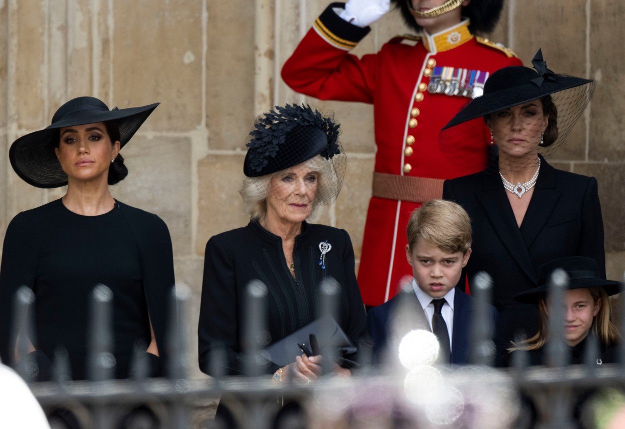 SIMBOLIKA NAKITA KOJI SU NOSILE KATE, MEGHAN I CAMILLA NA SAHRANI KRALJICE ELIZABETH II: Dragulji kriju moćnu priču