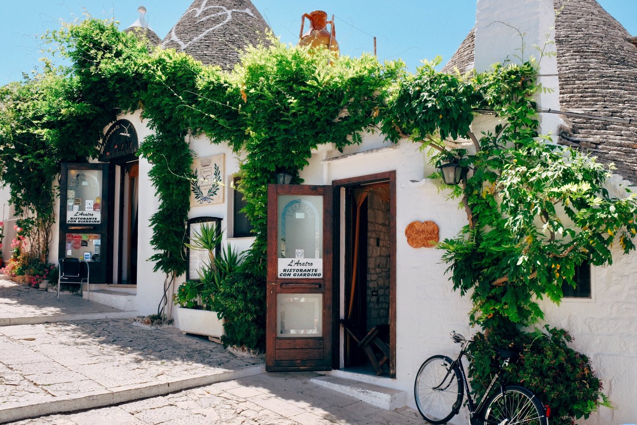 Fotogenični Alberobello prvenstveno je poznat po građevinama jedinstvene arhitekture nastalima gradnjom bez veziva, isključivo od nepravilnih vapnenačkih kamenja, a koje se nazivaju trullo.