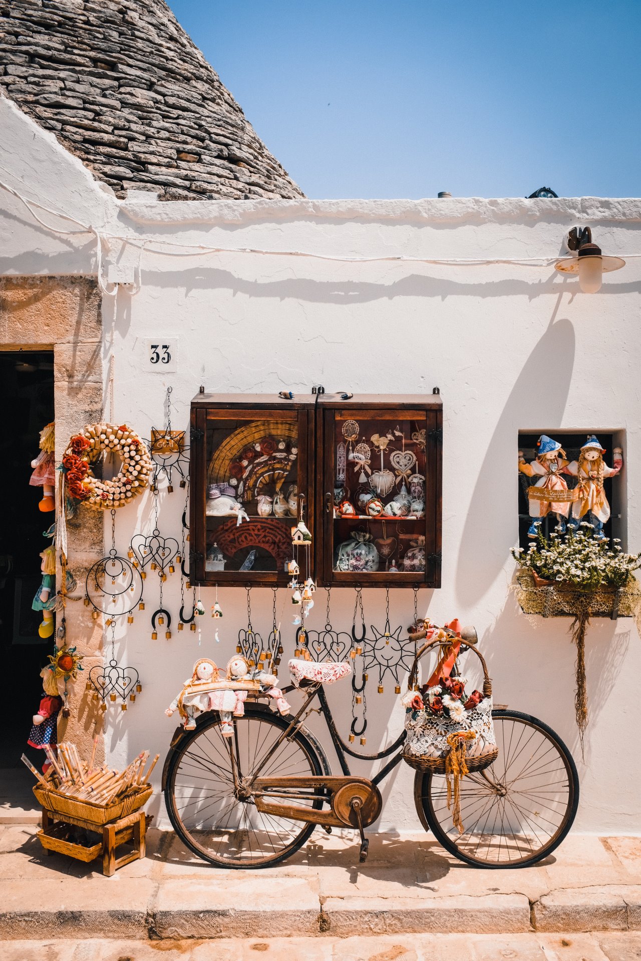 Radi se, naime, o tehnici sličnoj suvozidu kakav krasi većinu mediteranskih naselja, ali ono što je specifično za Alberobello jest da trulli čine čitavo mestašce, i ima ih otprilike 1500 u čitavom gradiću.