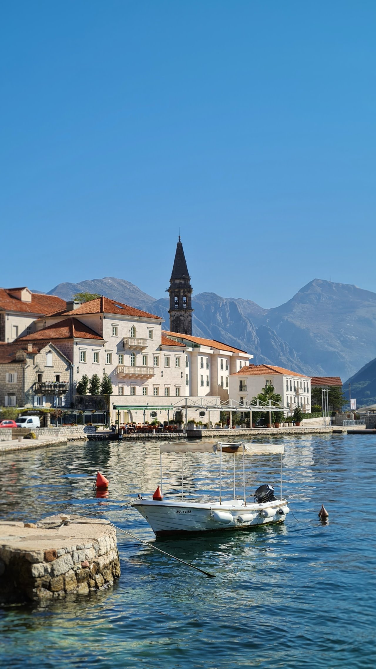 Drevni grad Perast važi za jedan od najlepših u Crnoj Gori, a ako njegovim nedostatkom smatrate mali broj plaža i velike gužve, budite uvereni da je jesen idealno vreme da provedete jedan zlatni dan u ovom čarobnom mestu.