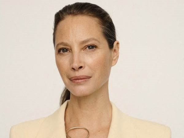 Christy Turlington dokazuje bezvremensku moć smelih crvenih usana za žene preko 50 godina.