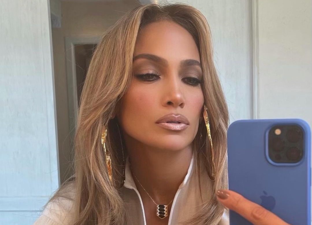 BOJA NOKTIJU JENNIFER LOPEZ JE HIT ZA JESEN 2022: Inspirišite se ovom luksuznom nijansom za svoj sledeći manikir