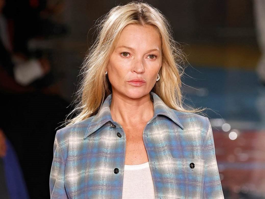 KATE MOSS NA MODNOJ PISTI NAJAVILA POVRATAK OMILJENOG TRENDA: Karirana košulja biće ponovo u fokusu 2023. godine