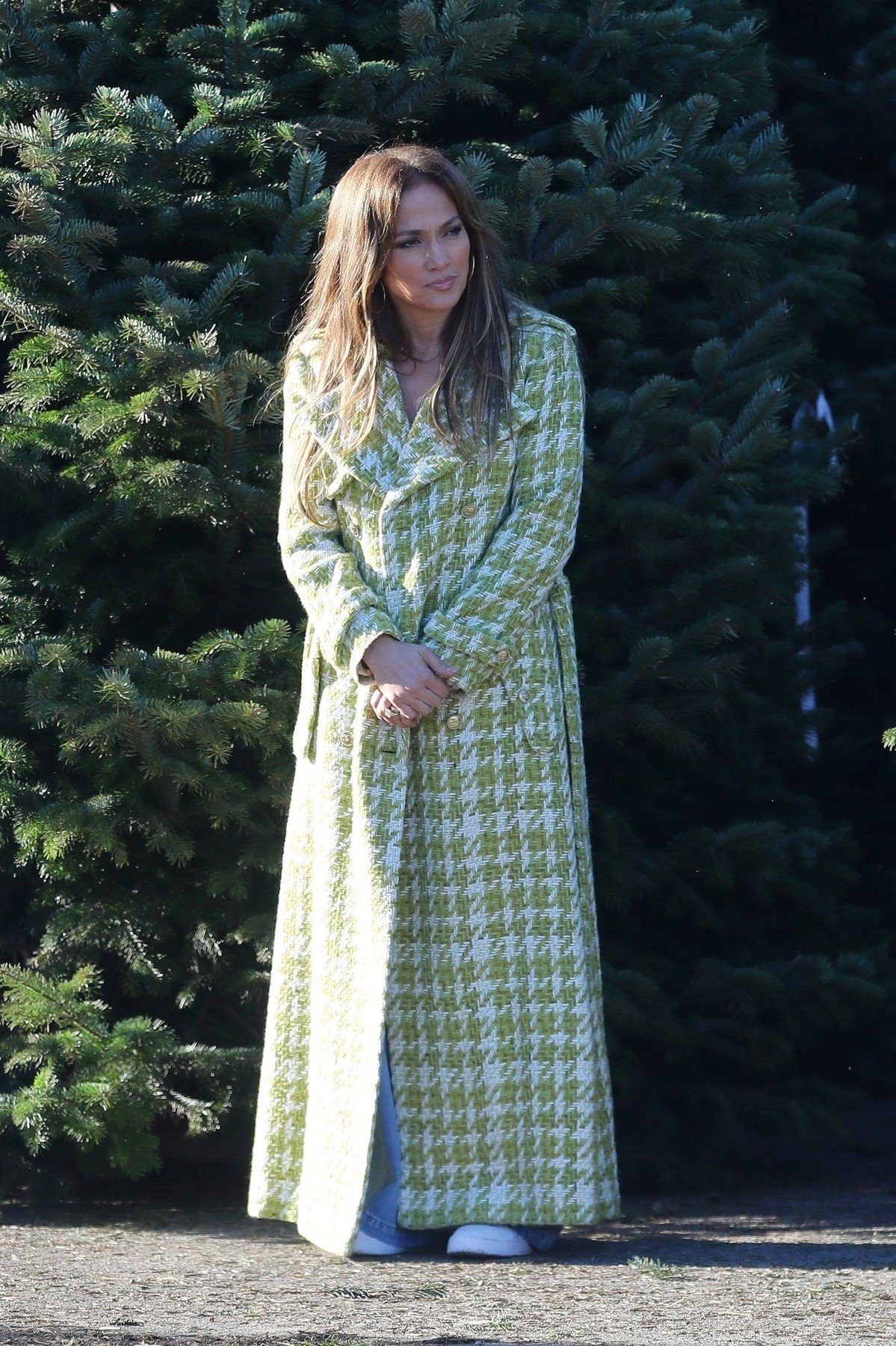 jennifer lopez pojavila se u oversized modelu kaputa.