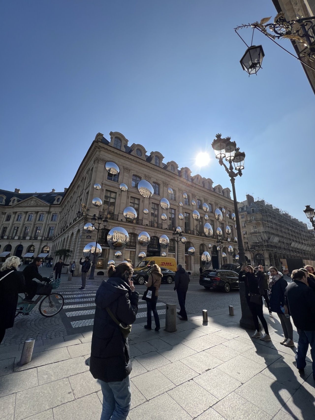 Place Vandome _ Louis Vuitton radnja sa umetnickom instalacijom umetnice Yayoi Kusama.jpeg