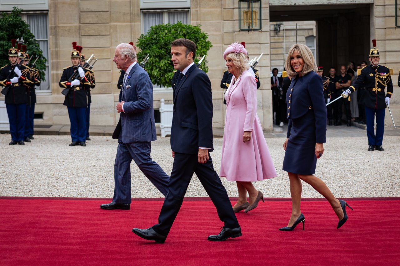 brigitte macron u teget kompletu u parizu