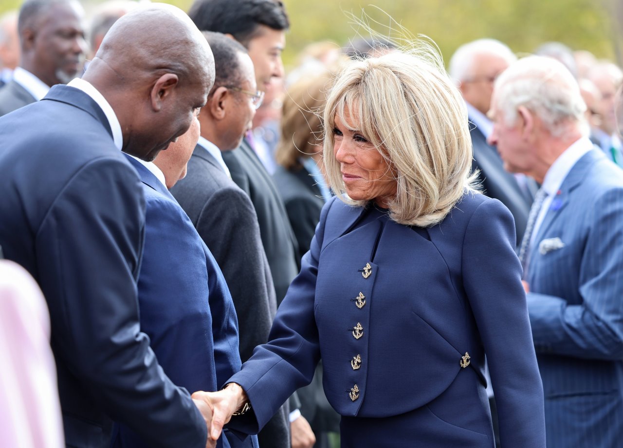 brigitte macron u teget kompletu u parizu