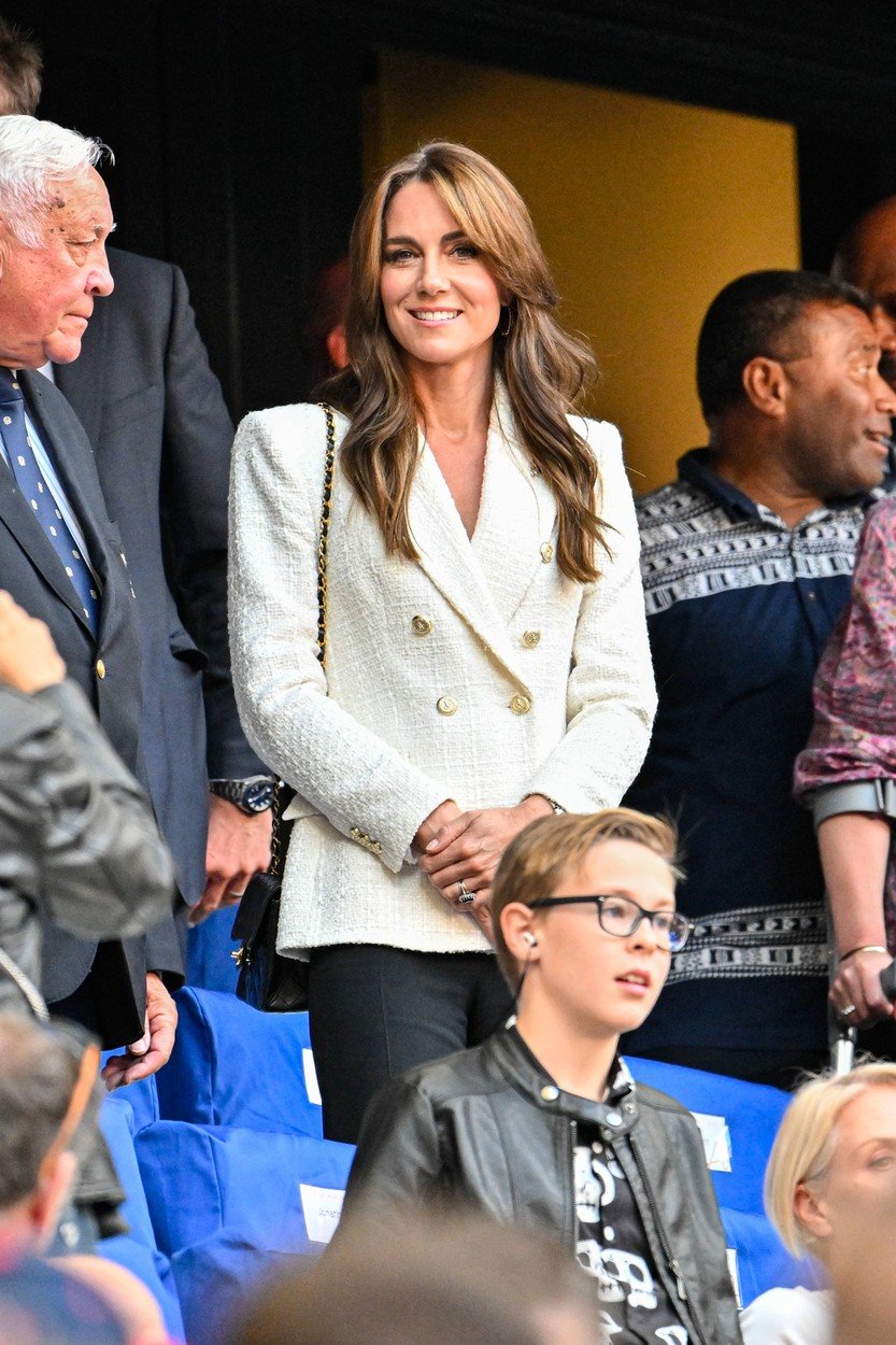 kate middleton u zara belom sakou