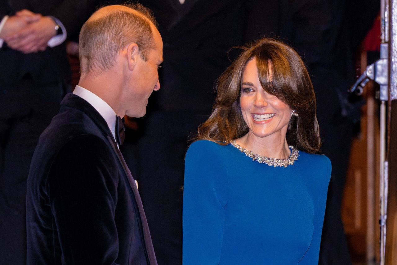 Princeza Kate Middleton u dugoj elegantnoj plavoj haljini za zimu 2023