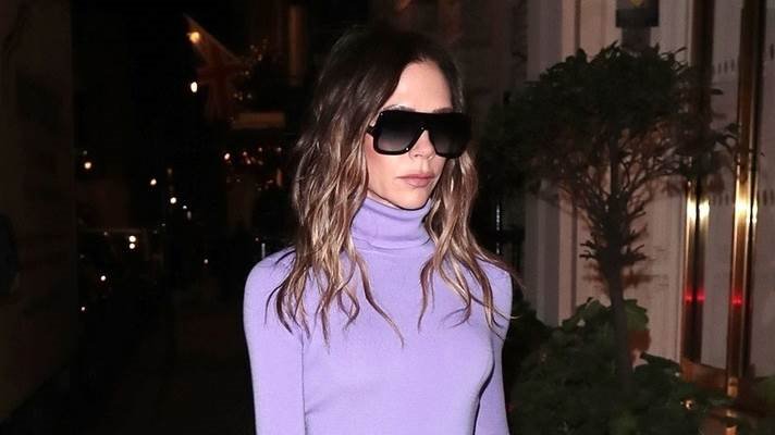 Victoria Beckham upravo je odobrila crvenu rolku kao klasični komad božićnog džempera za zimu 2023, ali u njenom stilu.