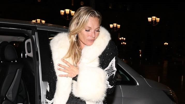 Modna ikona Kate Moss proslavila je 50. rođendan u upečatljivoj crnoj haljini od čipke.