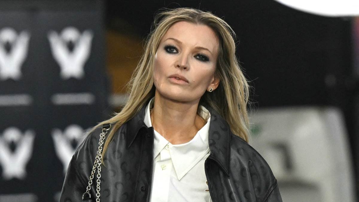 Verovali ili ne, na fotografiji nije Kate Moss, već njena dvojnica koja je prošetala Nedeljom mode u Parizu, podignuvši prašinu.