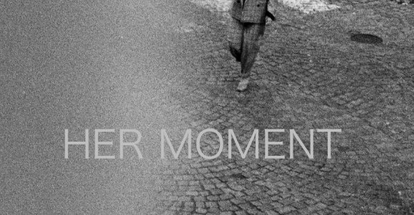 Devojka prelazi ulicu