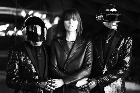 Mila Jovović u zagrljaju momaka iz Daft Punk-a