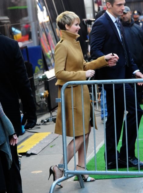 Jennifer Lawrence: Kaput u svetlo braon nijansi za elegantan styling