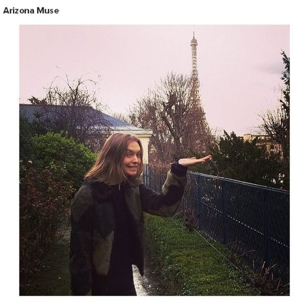 Beleške poznatih sa Paris Fashion Weeka: Poziranje ispred Ajfelove kule