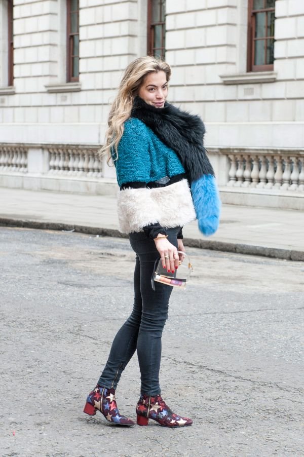 Street style: Denim, krzno i eksplozija boja na ulicama Londona