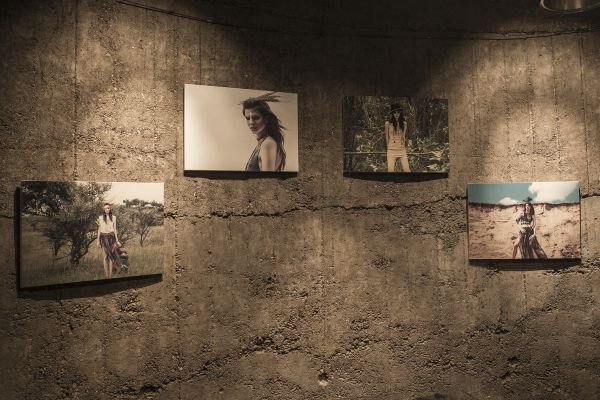 Milica Opačić predstavila svoju novu kolekciju "10 Feathers" u galeriji Štab