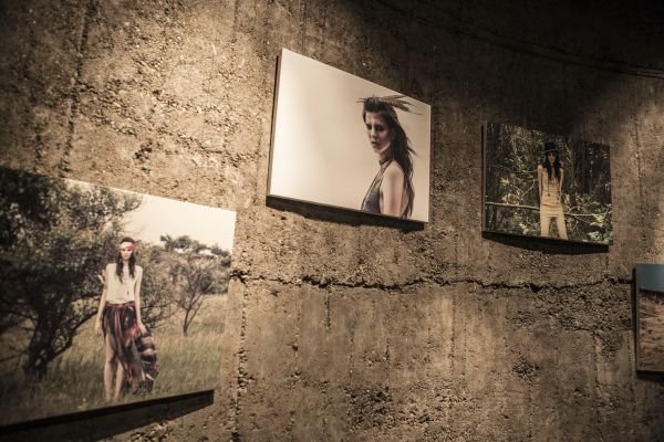 Milica Opačić predstavila svoju novu kolekciju "10 Feathers" u galeriji Štab