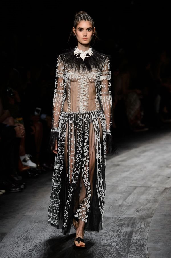 Valentino: Romantika puna folkornih detalja iz afričke kulture
