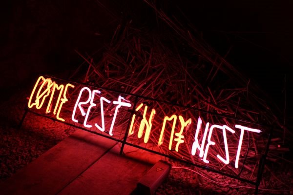 Atmosfera sa izložbe svetlosnih instalacija "Rečenice/Sub my Title"