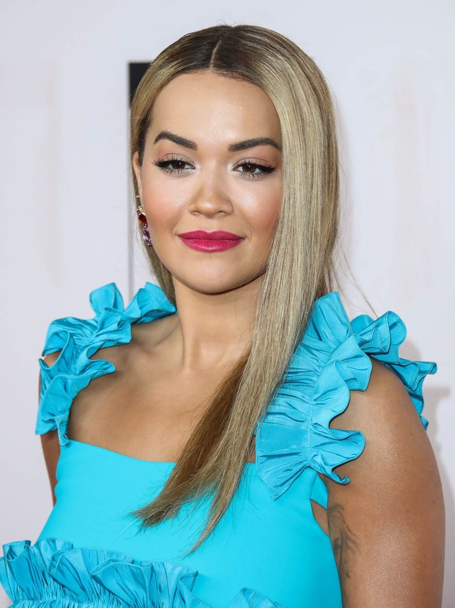 Rita Ora vratila se na trendi potpuno ravnu kosu.