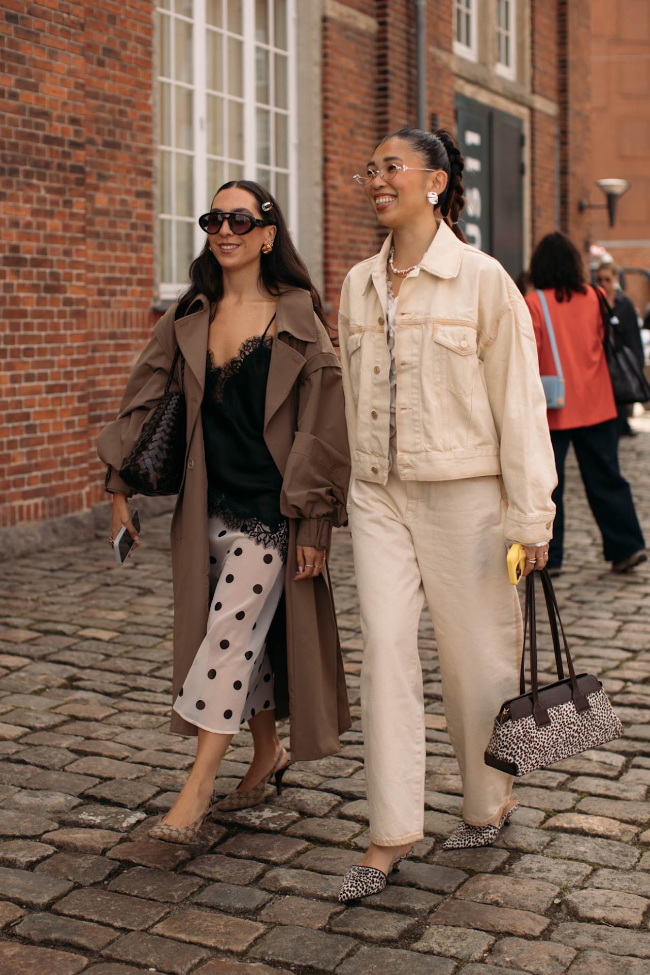 Najmodernija boja košulje za jesen 2025 je crvena