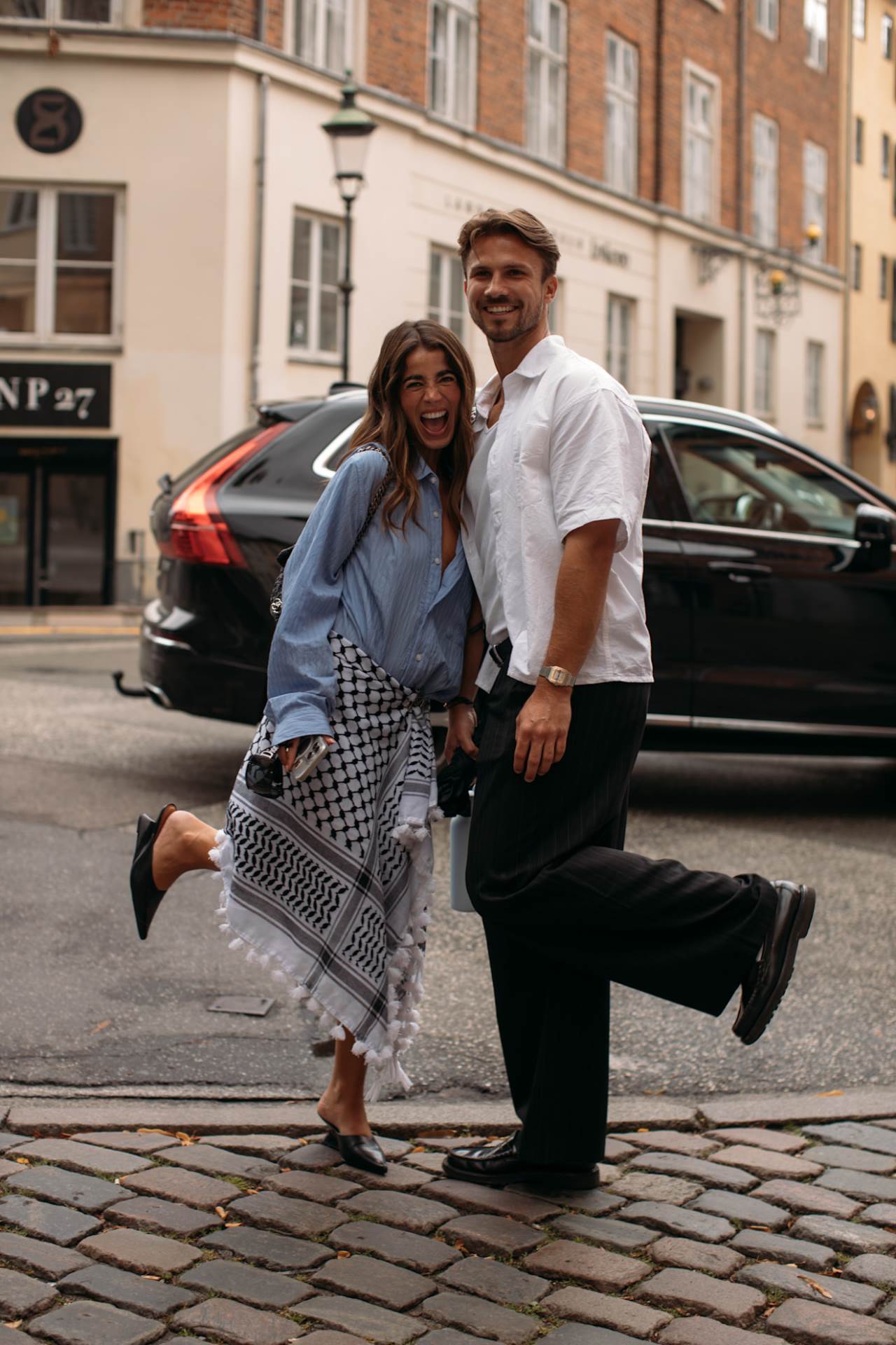 Najmodernija boja košulje za jesen 2025 je crvena