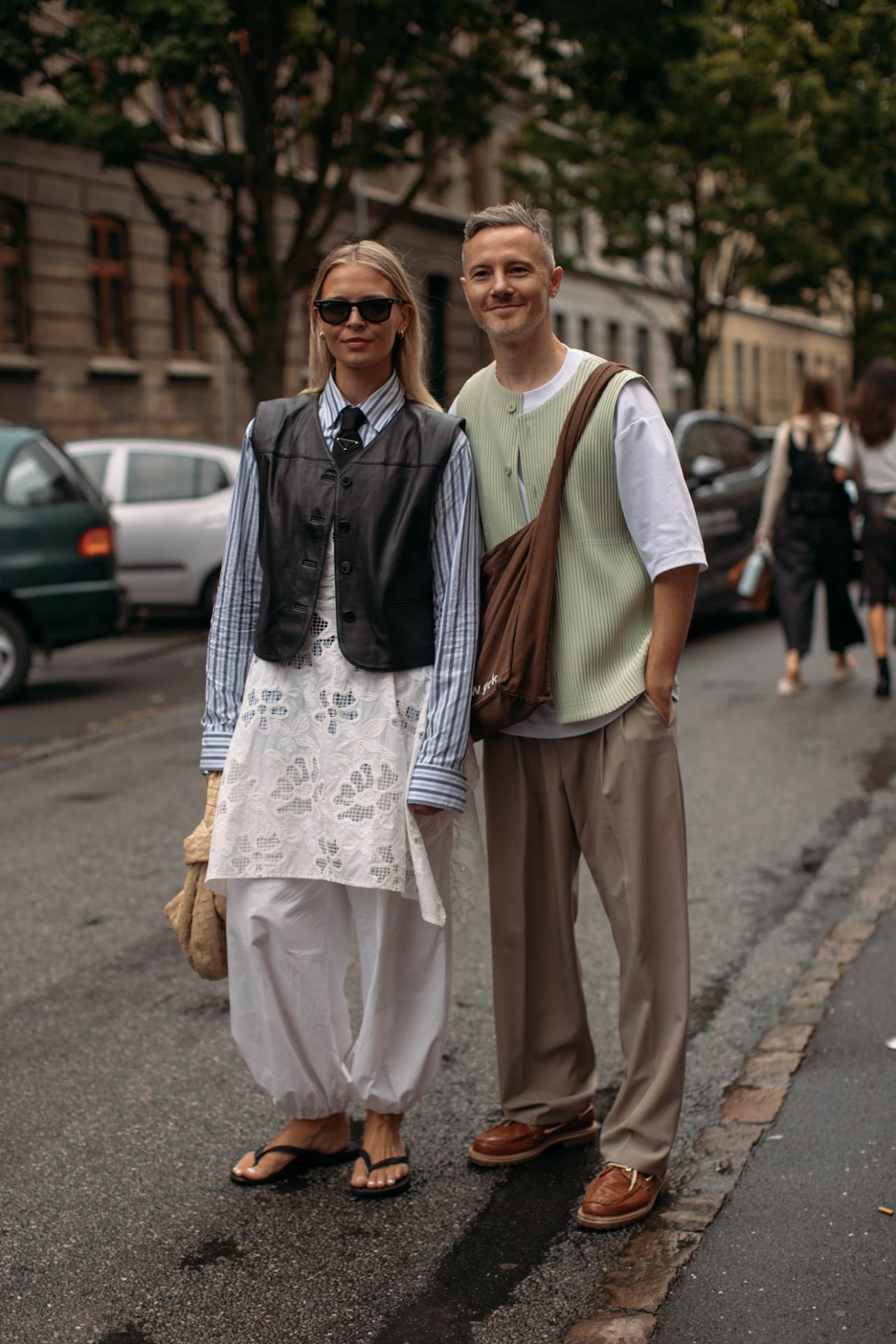 Najmodernija boja košulje za jesen 2025 je crvena