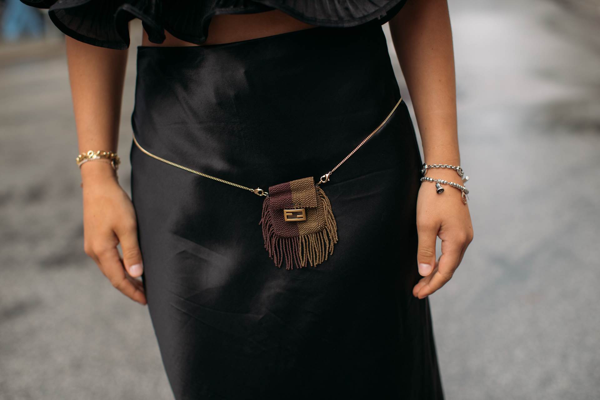 Najmodernija boja košulje za jesen 2025 je crvena