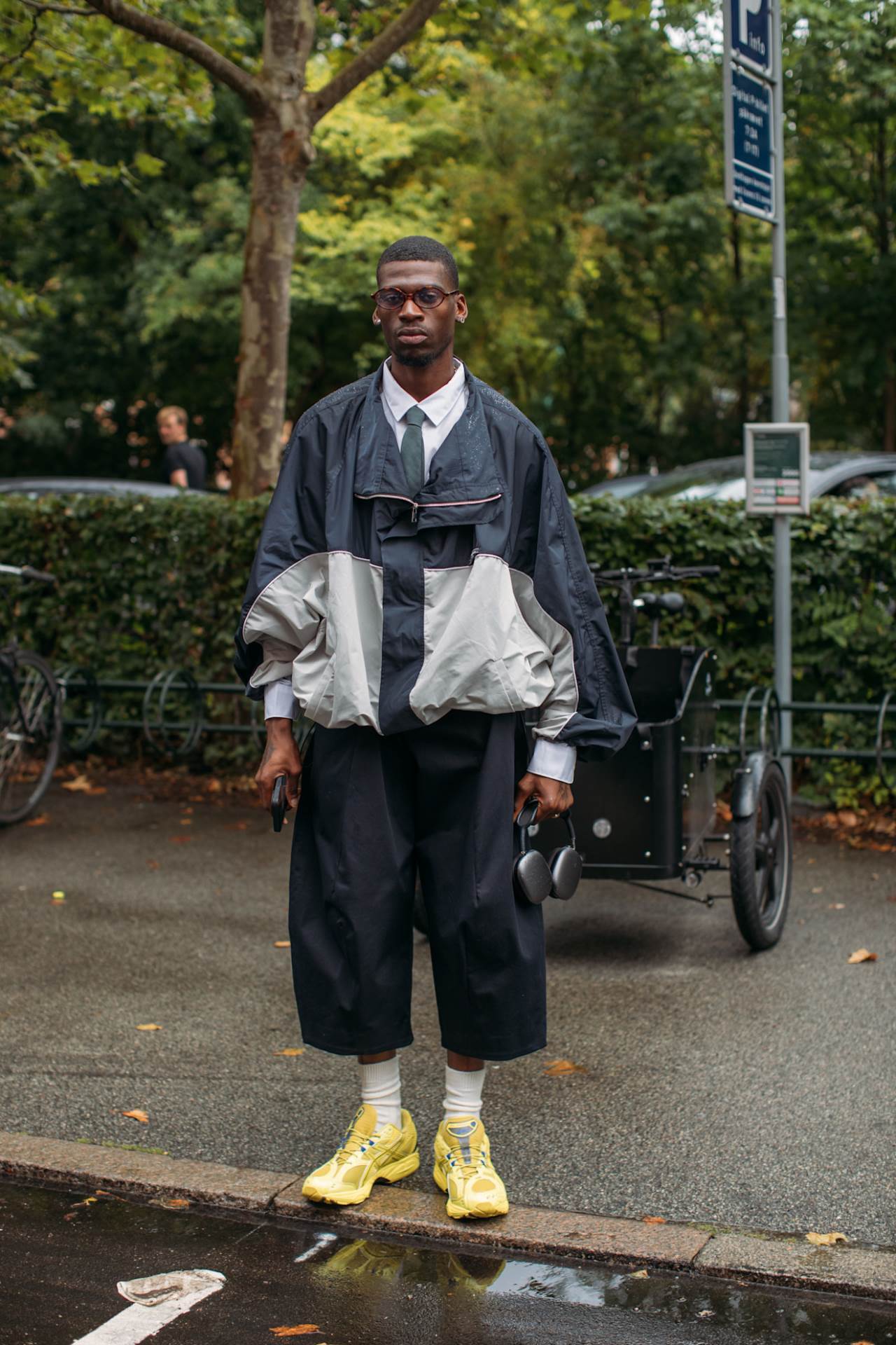 Najmodernija boja košulje za jesen 2025 je crvena