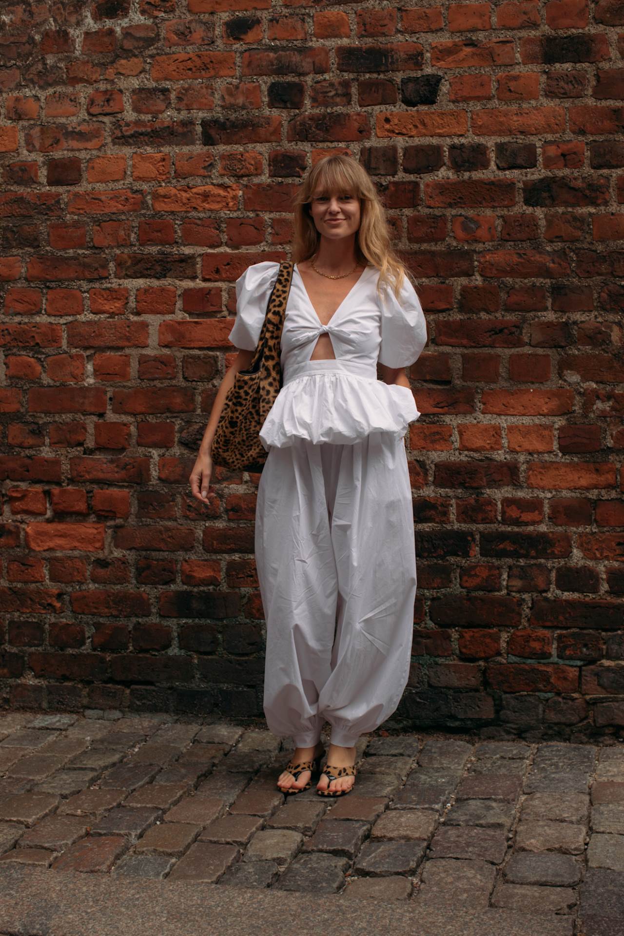 Najmodernija boja košulje za jesen 2025 je crvena