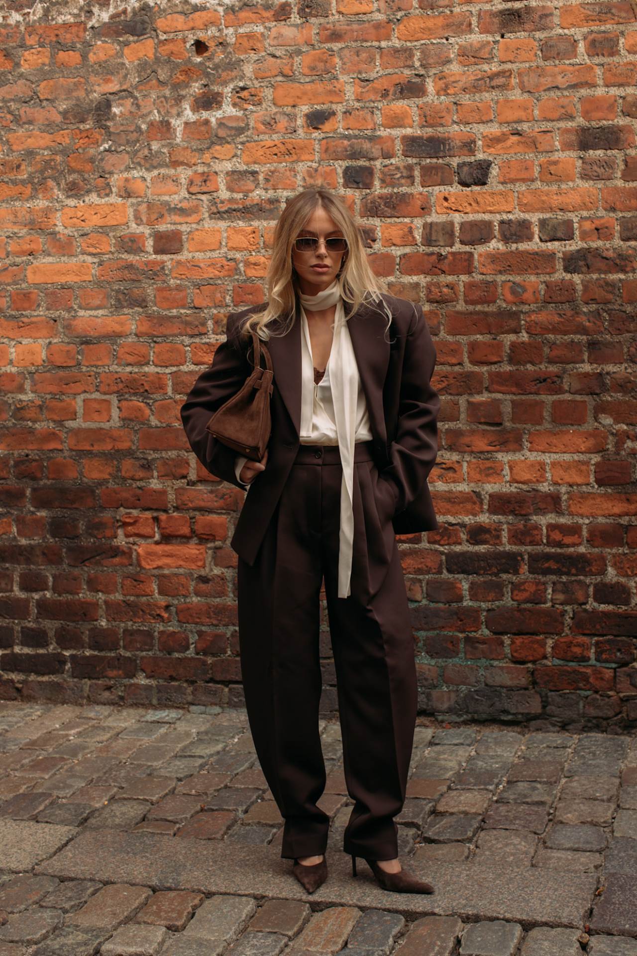 Najmodernija boja košulje za jesen 2025 je crvena