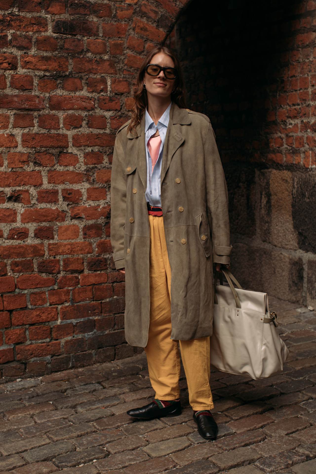 Najmodernija boja košulje za jesen 2025 je crvena