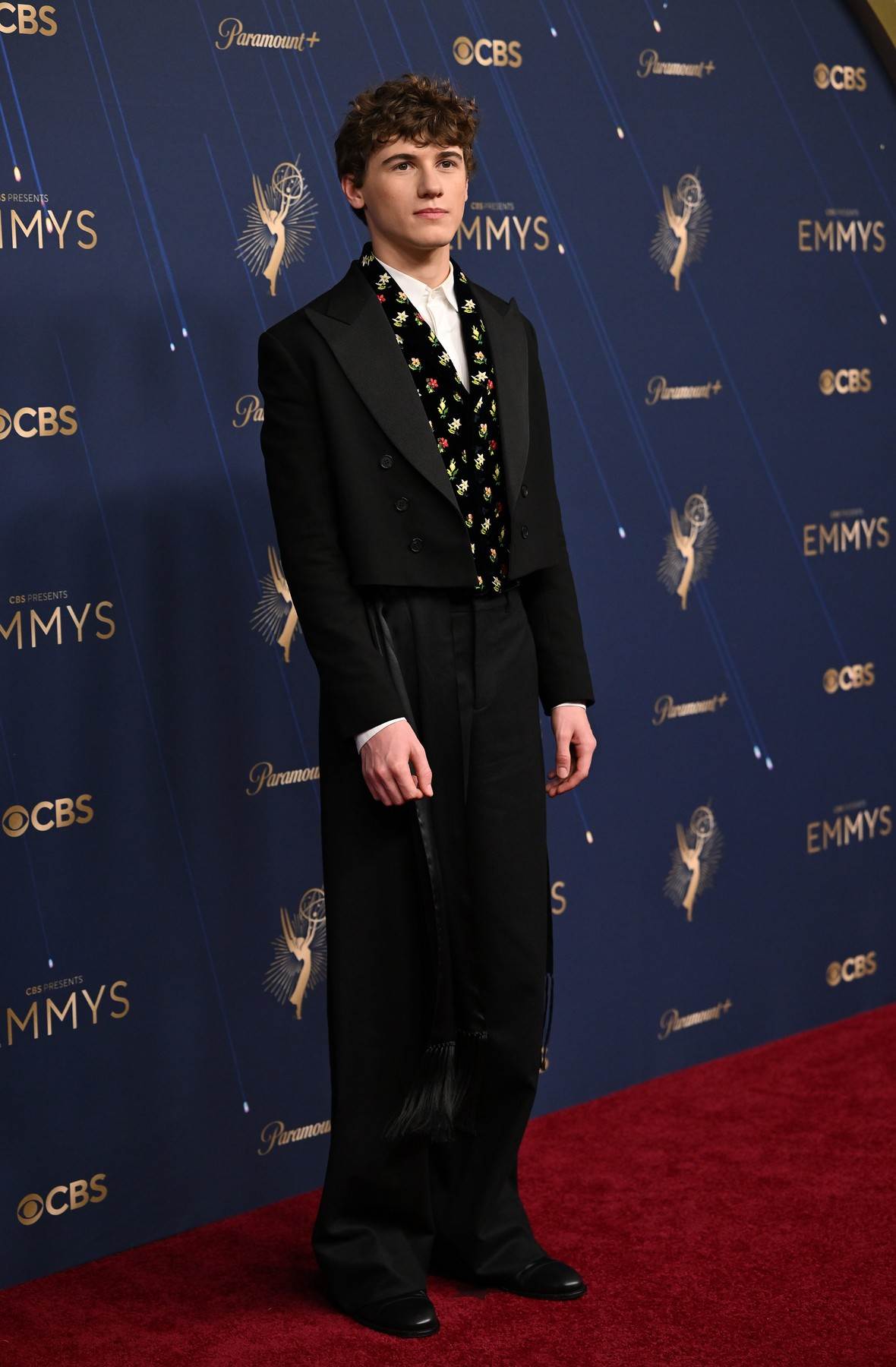 Sam Nivola, glumac serije The White Lotus, na dodeli Emmy nagrada 2025