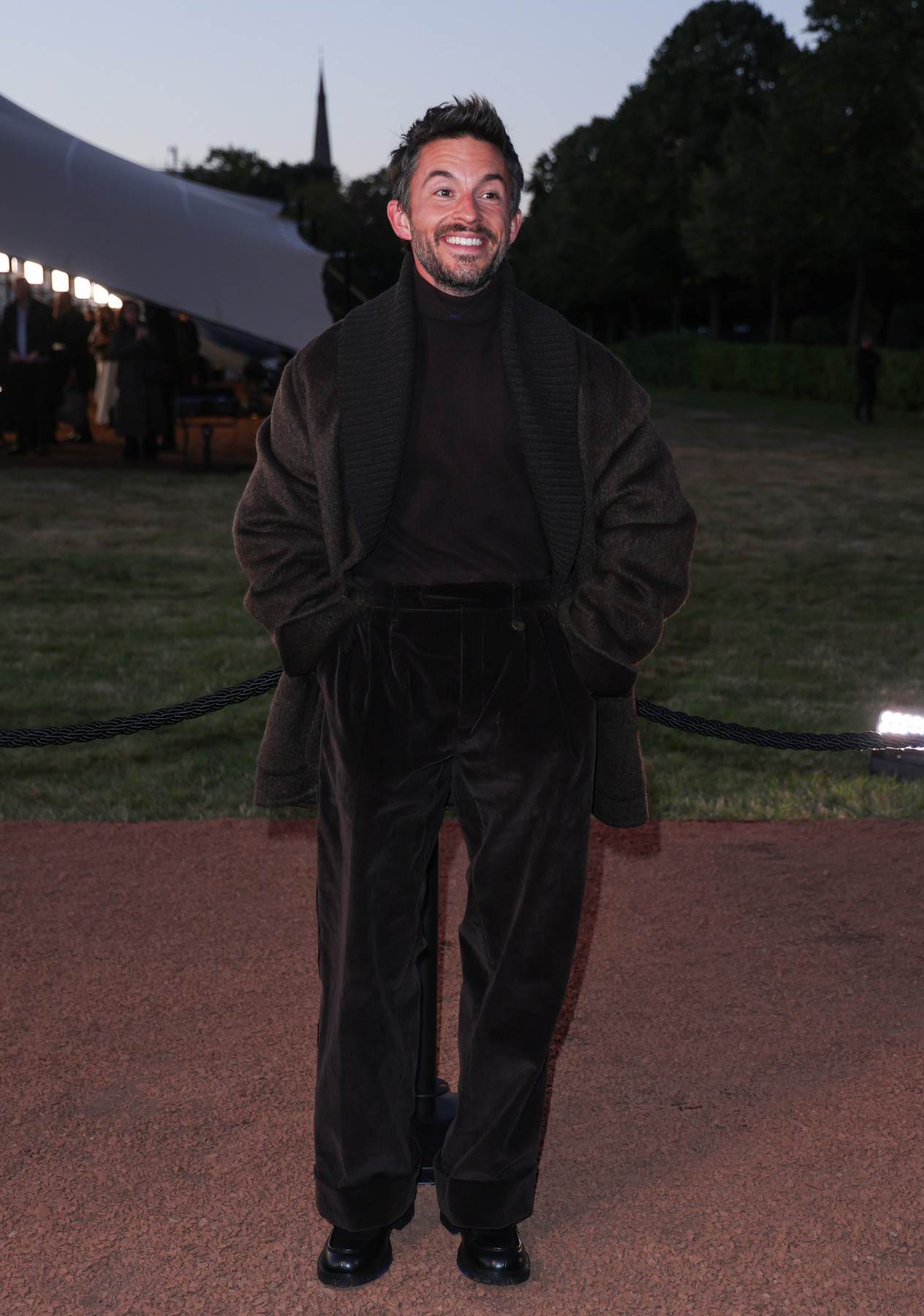 Jonathan Bailey na Burberry FW u Londonu