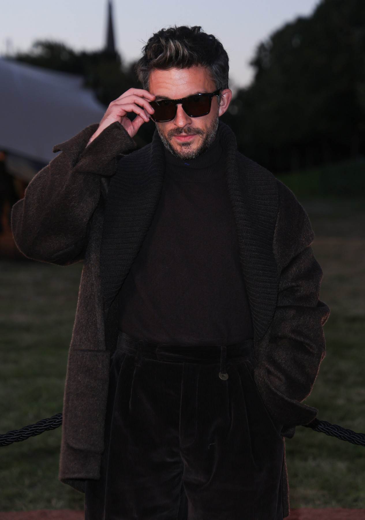 Jonathan Bailey na Burberry FW u Londonu