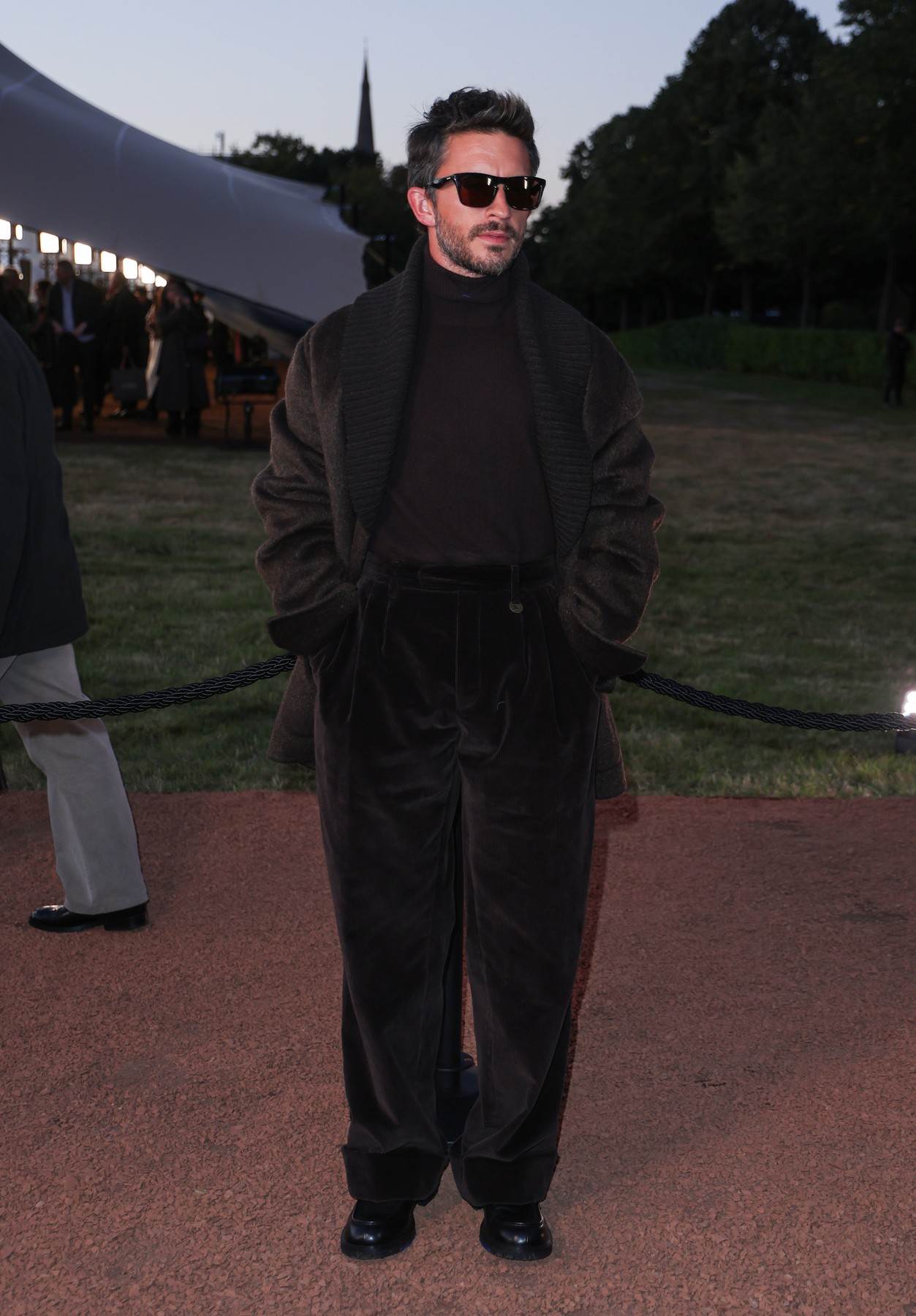 Jonathan Bailey na Burberry FW u Londonu