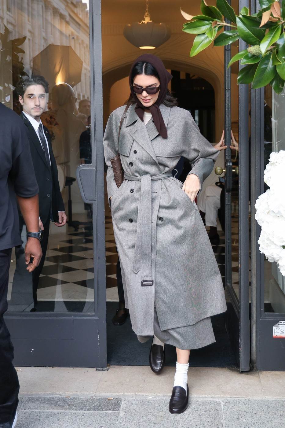 Kendall Jenner izlazi iz prodavnice u sivom kaputu i crnim mokasinama