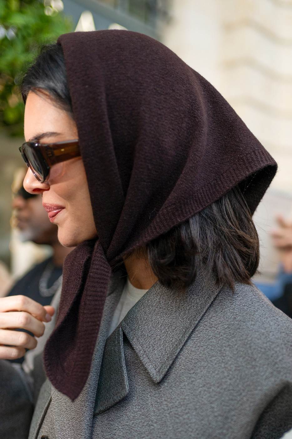 Krupan kadar Kendall Jenner, ona nosi braon maramu i naočare za sunce