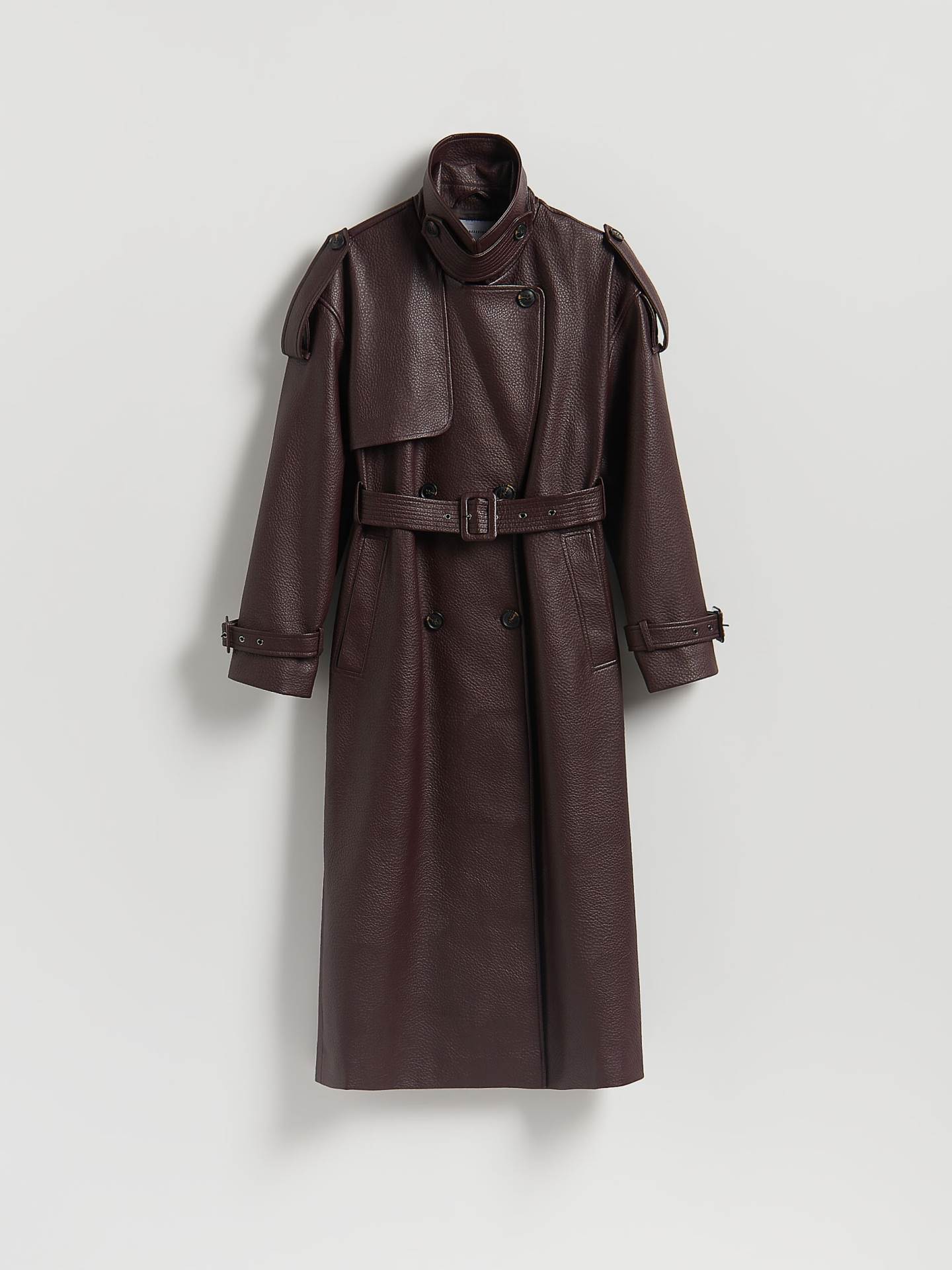 Reserved kišni kaput sa visokom kragnom.