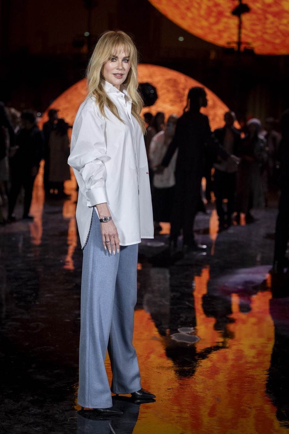 Nicole Kidman u beloj košulji, plavim pantalonama i crnim cipelama na Chanel reviji.